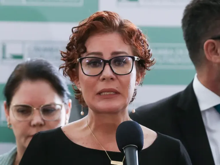 Com ordem de prisão, Zambelli avalia pedir asilo a Trump; entenda casos de extradição