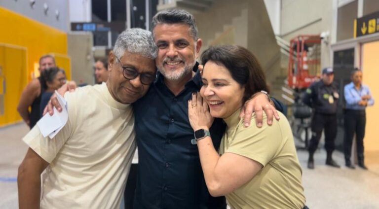 Retorno com emoção e alívio: secretário Dilermando Júnior chega em segurança a Aracaju após missão em Israel
