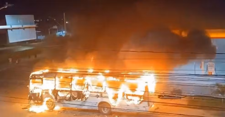 Ônibus coletivo pega fogo na Zona Norte de Aracaju