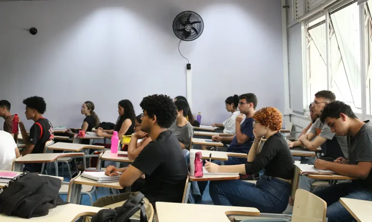 MEC apoiará 393 cursinhos populares em 2025