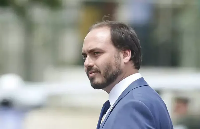 Dois dias após anunciar pretensão de disputar o Senado em 2026, Carlos Bolsonaro é indiciado pela Polícia Federal