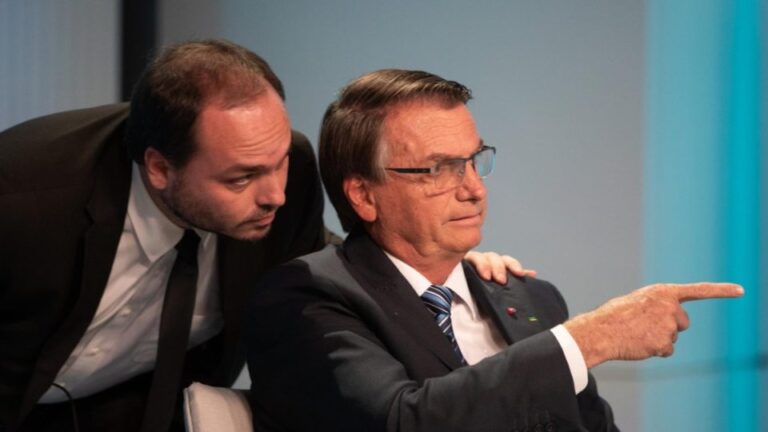 Bolsonaro e filho chefiaram ‘Abin paralela’, aponta PF