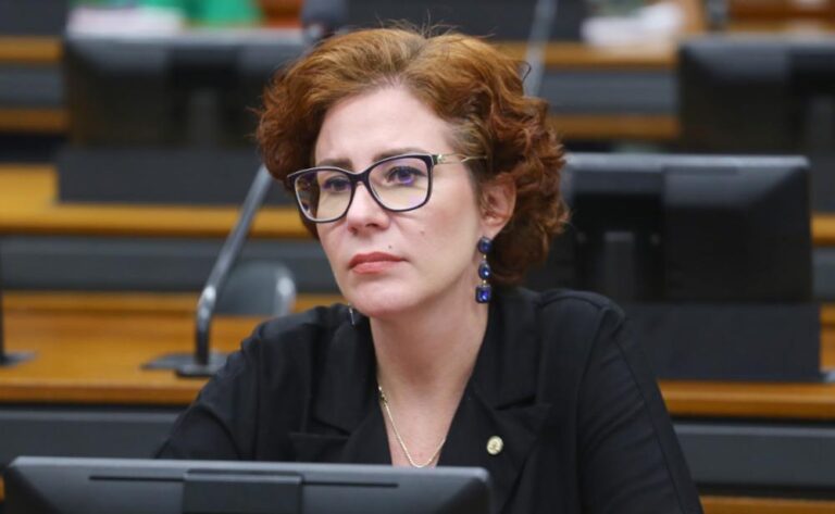 Moraes determina prisão definitiva de Zambelli e notifica Câmara para perda de mandato