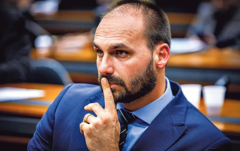 Eduardo Bolsonaro diz que abrirá mão do mandato e ficará nos EUA