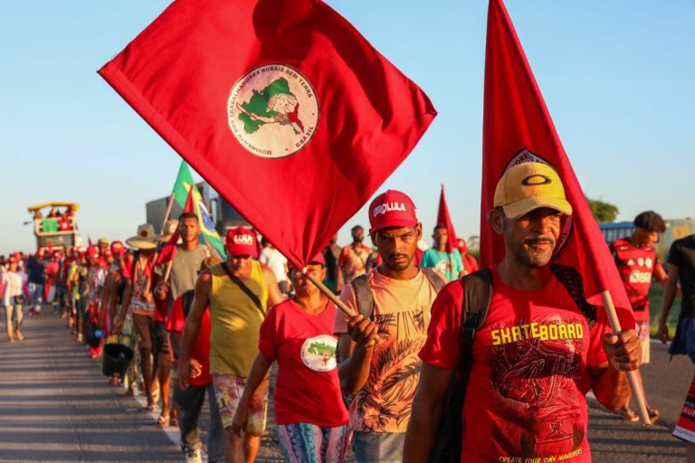 Em carta pública, MST critica demora na concretização de reforma agrária no governo de Lula