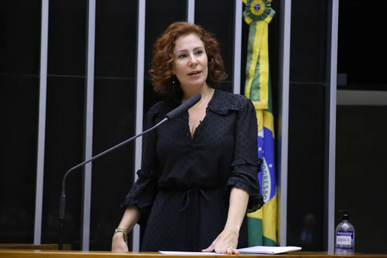 Defesa de Zambelli diz à Câmara que vai devolver apartamento funcional até 15 de julho