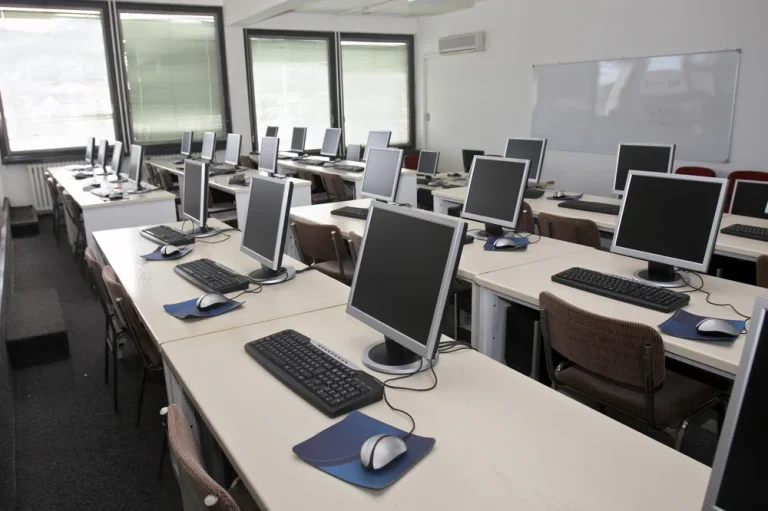 Quase 70% dos polos de ensino a distância correm risco de fechar