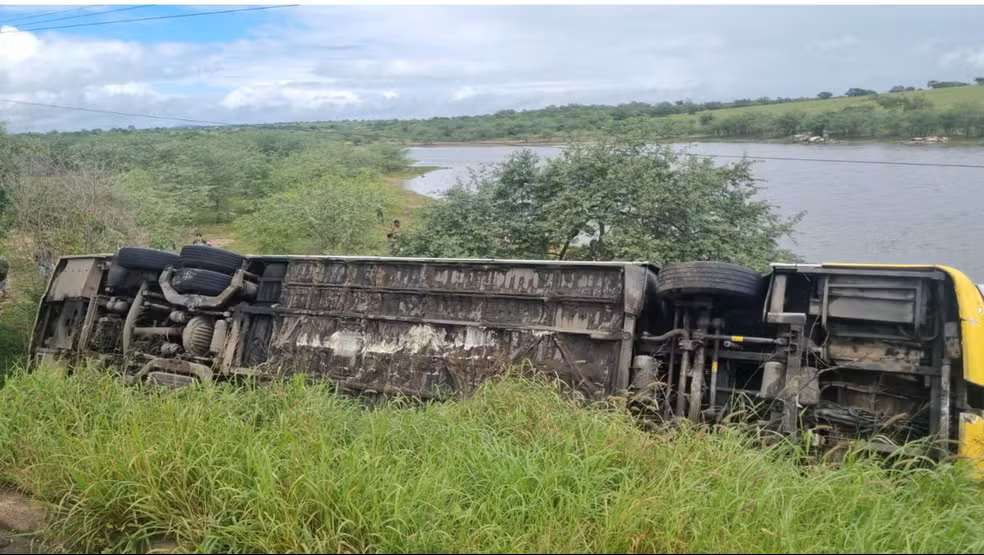 Ônibus com 49 passageiros tomba em rodovia de SE; 16 ficam feridos