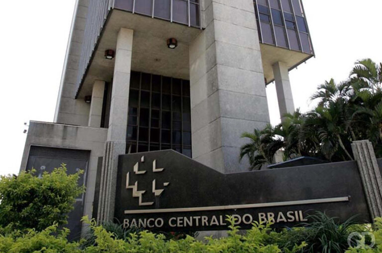 BC vê recuo da inflação, mas alerta para choques de oferta com petróleo