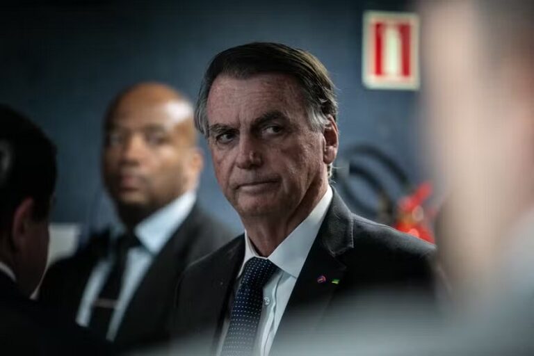 PF indicia Bolsonaro e Eduardo por coação e faz buscas contra Malafaia