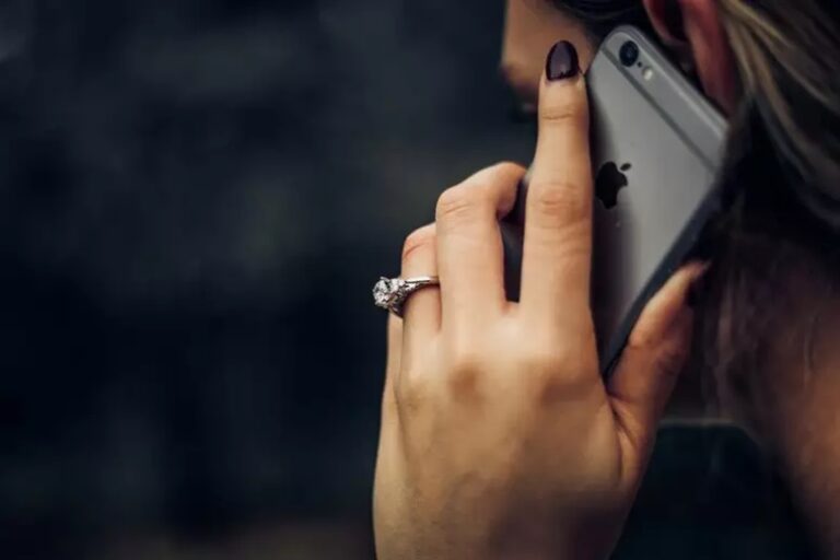 Brasileiros usam internet no celular mais para fazer ligações do que para mandar mensagens, diz IBGE