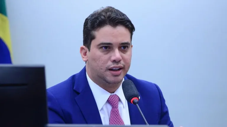 Saiba quem é o deputado federal Júnior Mano (PSB), alvo de operação da PF no CE e no DF por suspeita de envolvimento no desvio de emendas e manipulação de eleições