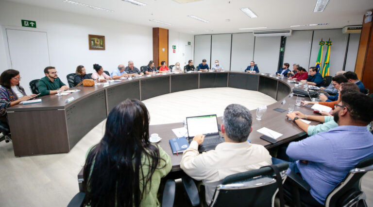 Governo do Estado e professores debatem pautas que beneficiam a categoria