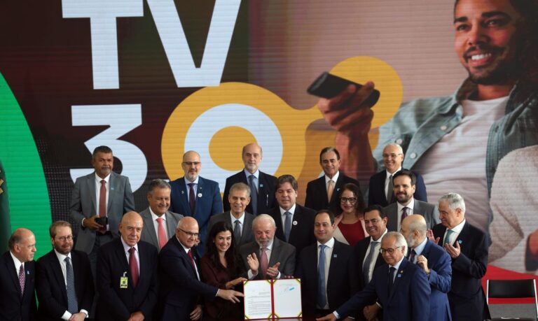Lula assina decreto da TV 3.0; nova tecnologia deve começar em 2026