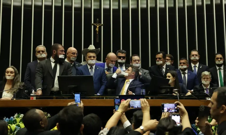 Oposição ocupa plenários da Câmara e do Senado por anistia ao 8 de Janeiro e impeachment de Moraes