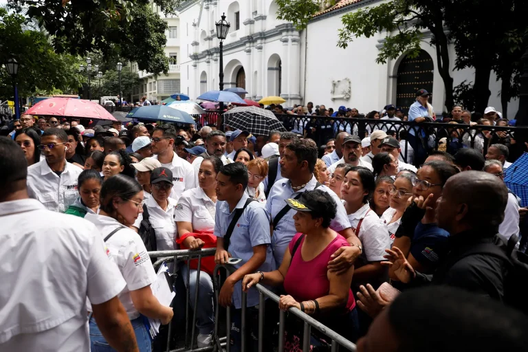Venezuelanos formam filas para integrar milícias convocadas por Maduro contra suposta ameaça dos Estados Unidos