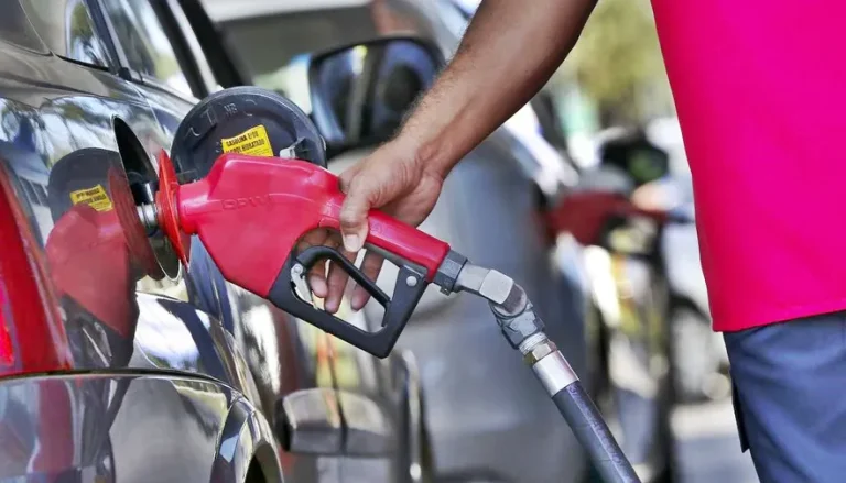 Gasolina E30 já está disponível nos postos do país; entenda o que muda e como abastecer o veículo com segurança