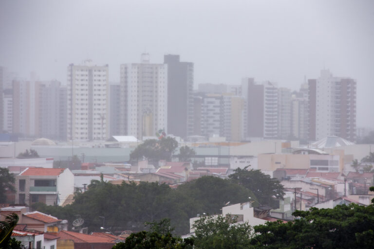 Previsão indica chuvas intensas e ventos fortes no fim de semana