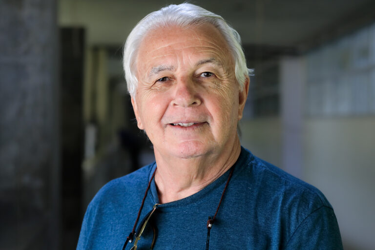 Em Sergipe, professor doutor aposentado de 77 anos retorna à graduação e estagia na Rádio UFS