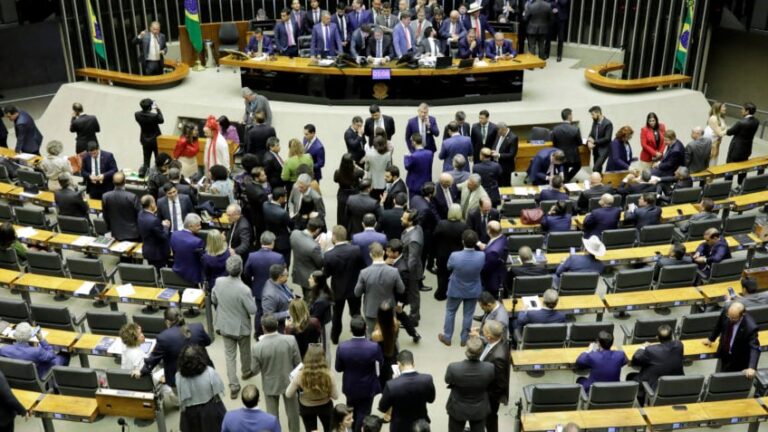 Câmara aprova projeto que veda descontos associativos em aposentadorias