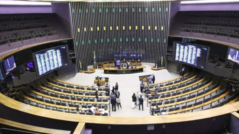 Câmara aprova urgência para isenção do IR de quem recebe até R$ 5 mil