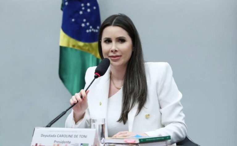 Apenas 12 mulheres figuram entre os 100 deputados federais mais influentes, revela índice