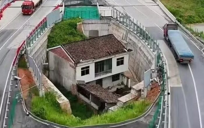 Família isolada no meio de rodovia na China finalmente abandona casa