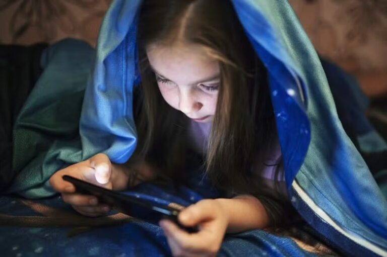Estudo revela efeitos do celular na saúde mental dos jovens