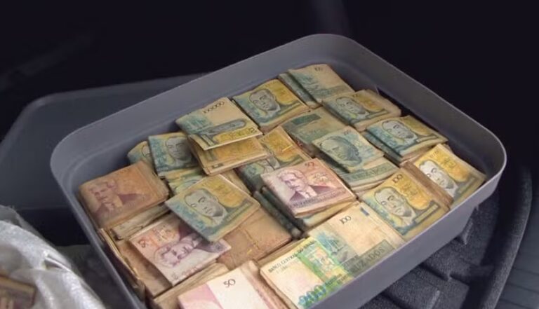 Demolição de prédio revela cofre com ‘fortuna’ em notas antigas