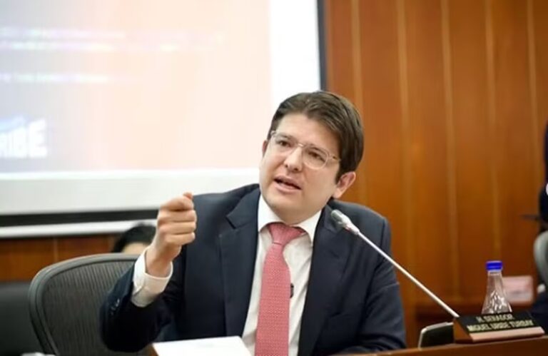 Morre Miguel Uribe, pré-candidato à presidência da Colômbia baleado durante discurso