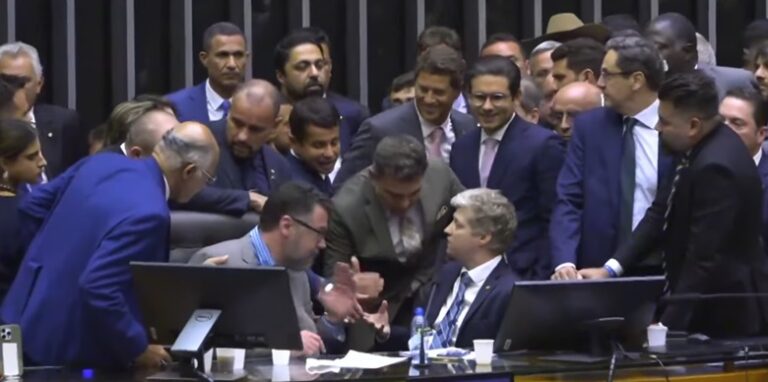 Motta envia pedidos contra 14 deputados para a corregedoria