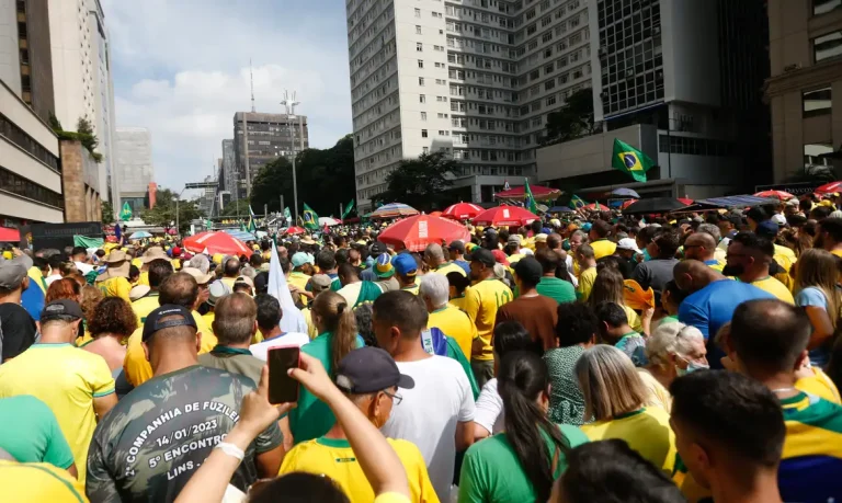 Manifestações em várias cidades brasileiras neste domingo (3), incluindo Aracaju, tentam manter apoio a Bolsonaro e criticam, principalmente, Lula e Moraes