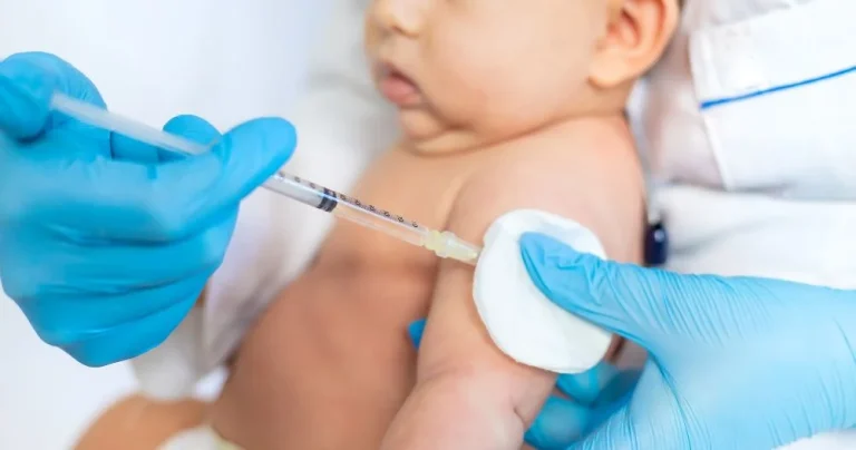 Vacina contra vírus sincicial respiratório chega ao SUS em novembro e será produzida nacionalmente