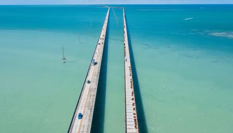 Rodovia “flutua” 182 quilômetros sobre o oceano e impressiona