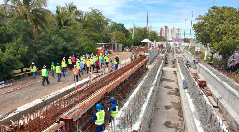 Deputados estaduais visitam obras do Complexo Viário Senadora Maria do Carmo Alves, em Aracaju