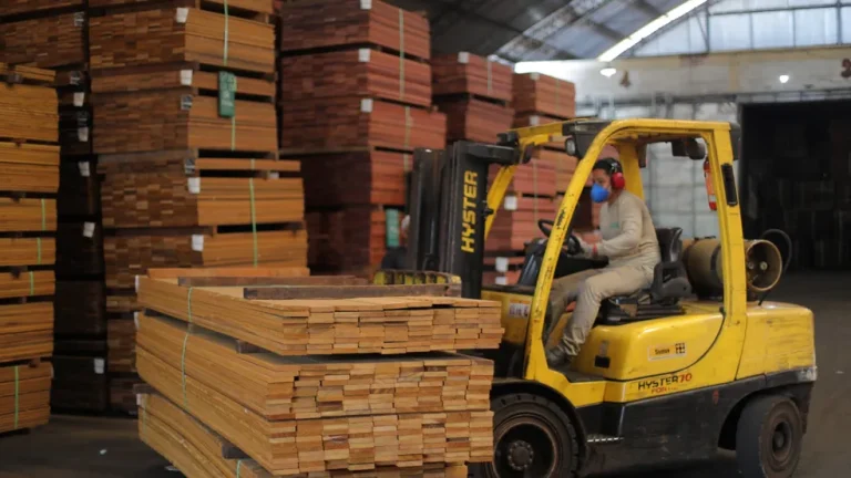 Devido a impacto nas exportações por tarifaço dos EUA, empresas recorrem a férias coletivas