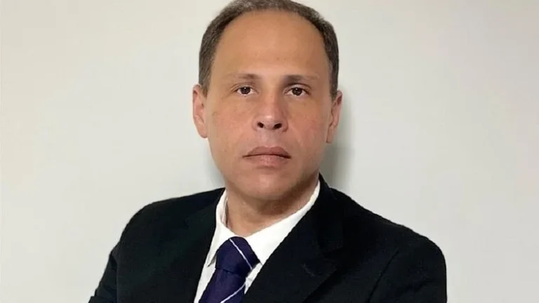 Ex-assessor do TSE entrega documentos para embasar denúncias contra Moraes