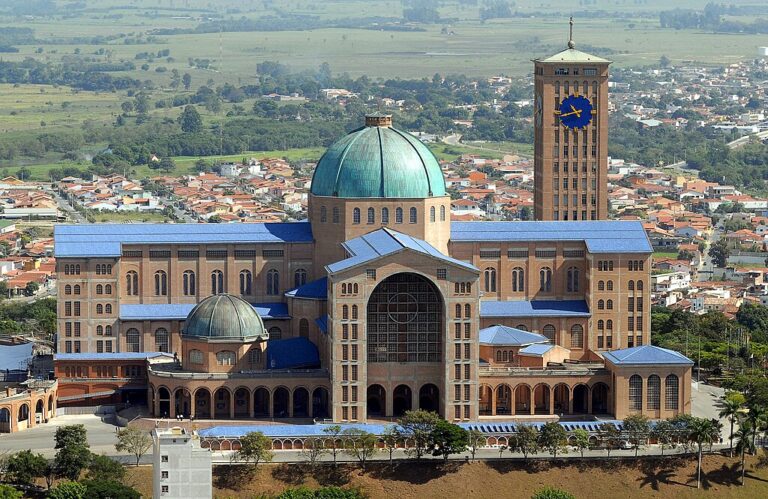 Igreja Católica e polícia são as instituições mais bem avaliadas no Brasil, revela pesquisa Quaest