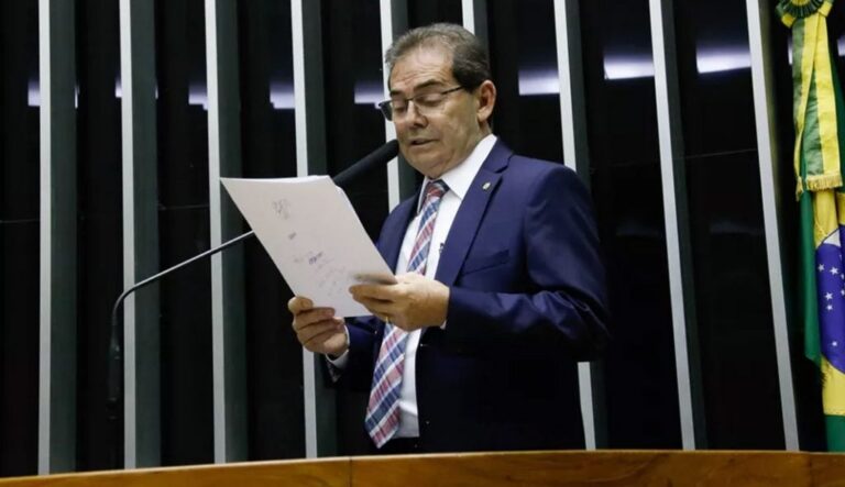 Relator de PL propõe trocar anistia por dosimetria e afirma que projeto vai beneficiar Bolsonaro sem confrontar STF