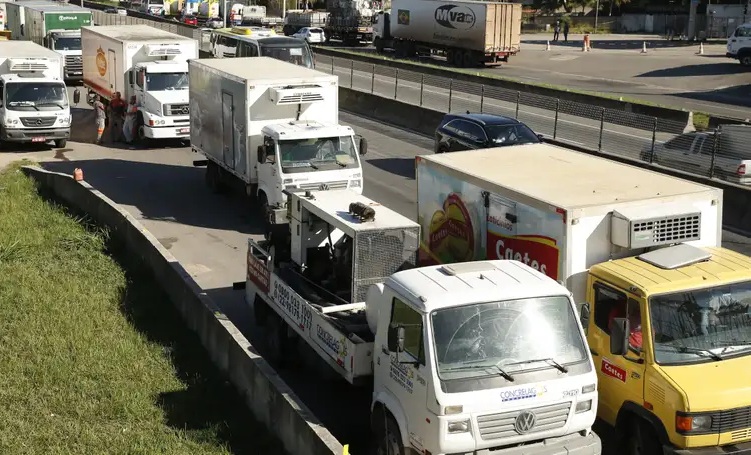 Após assembleia, caminhoneiros desistem de greve nacional, dizem lideranças