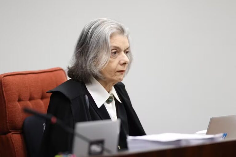 STF retoma às 14h julgamento de Bolsonaro com voto decisivo de Cármen Lúcia