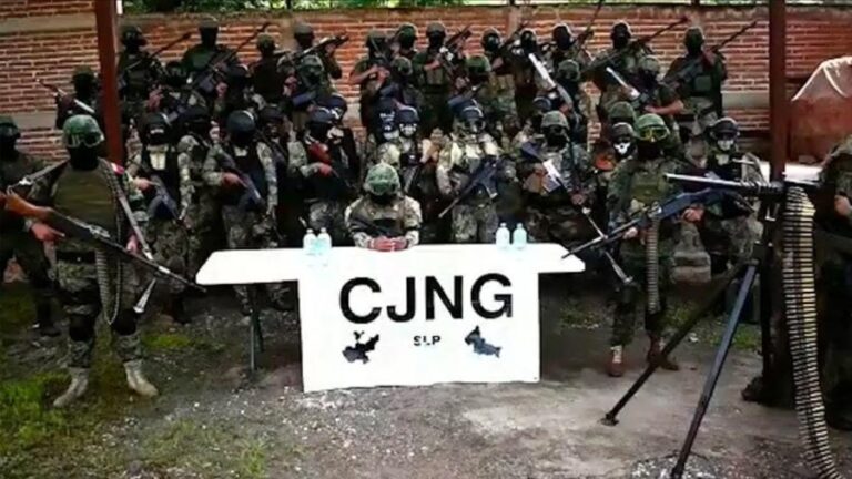 Cartéis mexicanos intensificam confrontos com drones, minas, granadas e armas pesadas na fronteira com os EUA