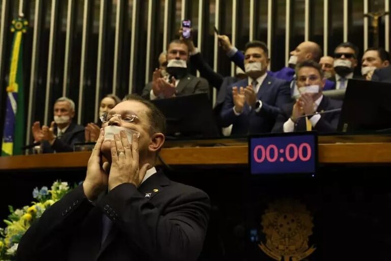 Corregedoria da Câmara recomenda suspender mandatos de três deputados após motim no plenário