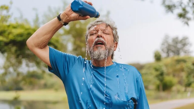 O novo fator que envelhece o corpo tanto quanto beber e fumar – e a que todos estamos expostos