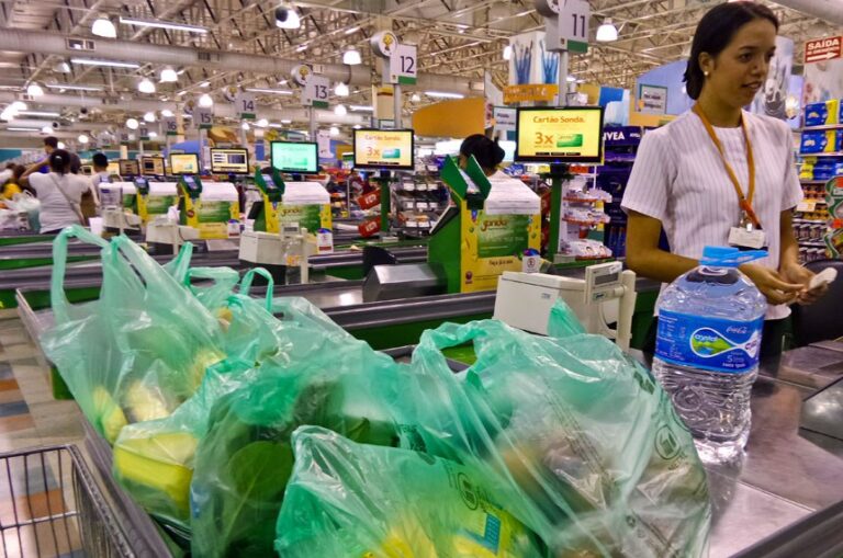 Supermercados não são obrigados a fornecer sacolas, decide STF