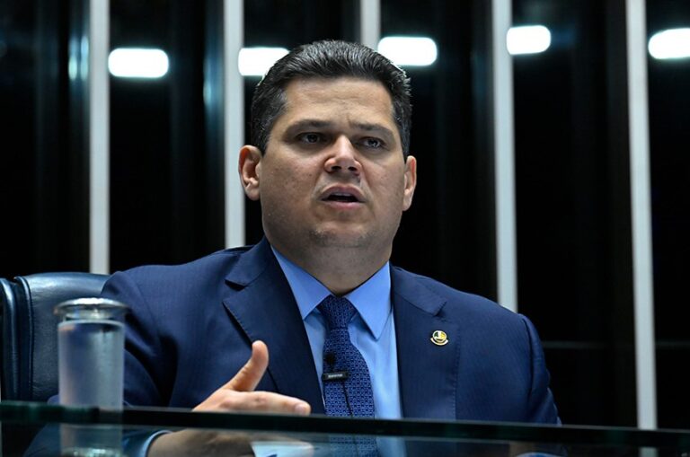 Após rejeição pela CCJ, presidente do Senado determina arquivamento da PEC da Blindagem
