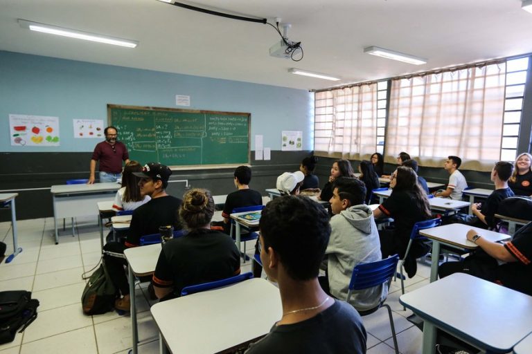No Brasil, cerca de 4,2 milhões de estudantes de educação básica seguem em atraso escolar, revela Unicef