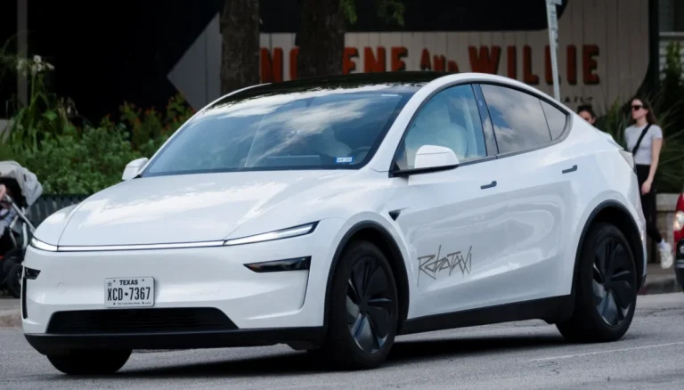Tesla lança aplicativo de robotáxi; lista de espera já está disponível aos usuários
