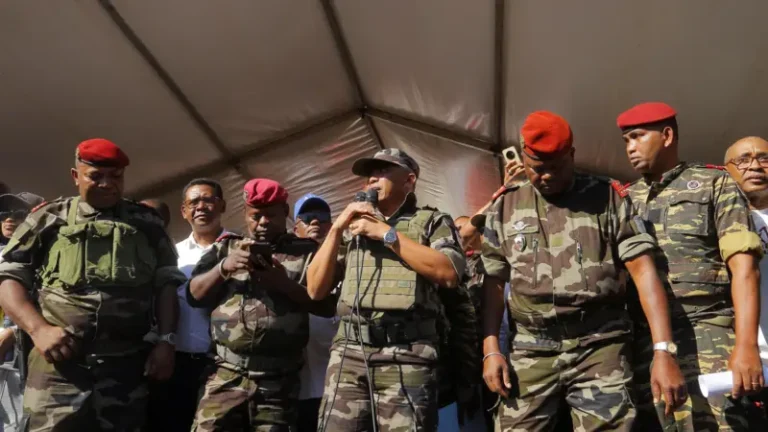 Militares assumem controle de Madagascar após impeachment do presidente