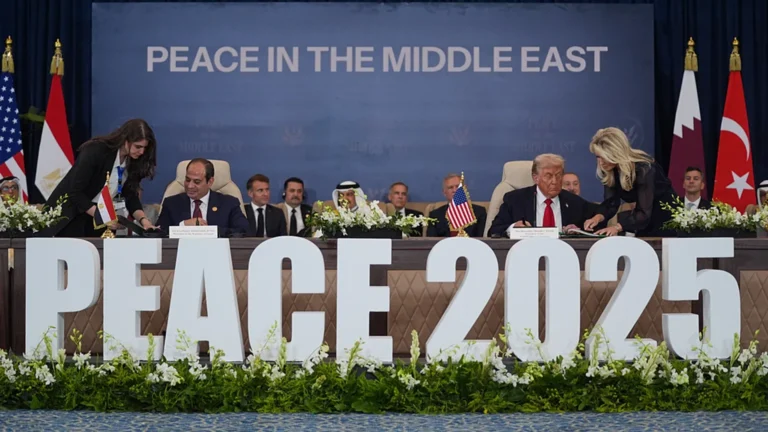 Trump e outros líderes mundiais assinam acordo de cessar-fogo em Gaza
